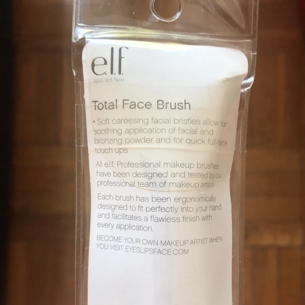 🎁 Total Face makeup brush by ELF